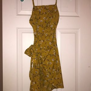 Yellow floral dress with tie back never worn!!